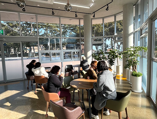 테이블과 의자가 배치되어 있는 푸드 치유관 내부 모습