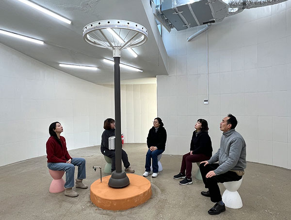 모래시계 모양의 의자가 여러개 배치되어 있는 해수미스트 치유관 내부 모습