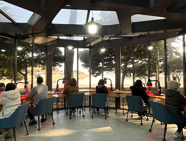 창가를 따라 놓여 있는 책상과 여러 개의 편안한 의자들이 배열되어 해조류 치유관 모습